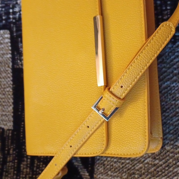 4/$60 Yellow Le Chateau Purse - Small - Picture 7 of 10